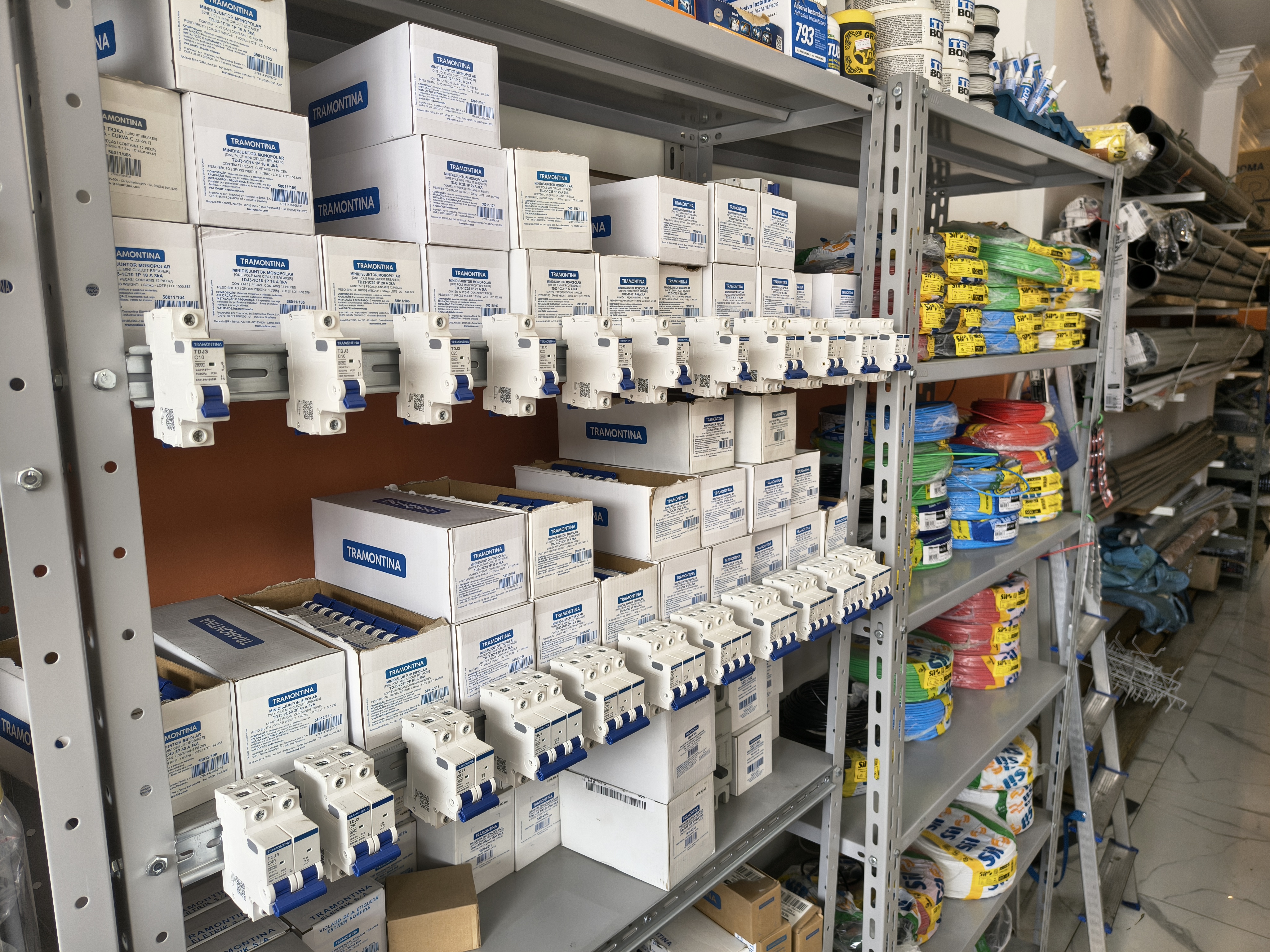 Estante de estoque organizado com materiais elétricos