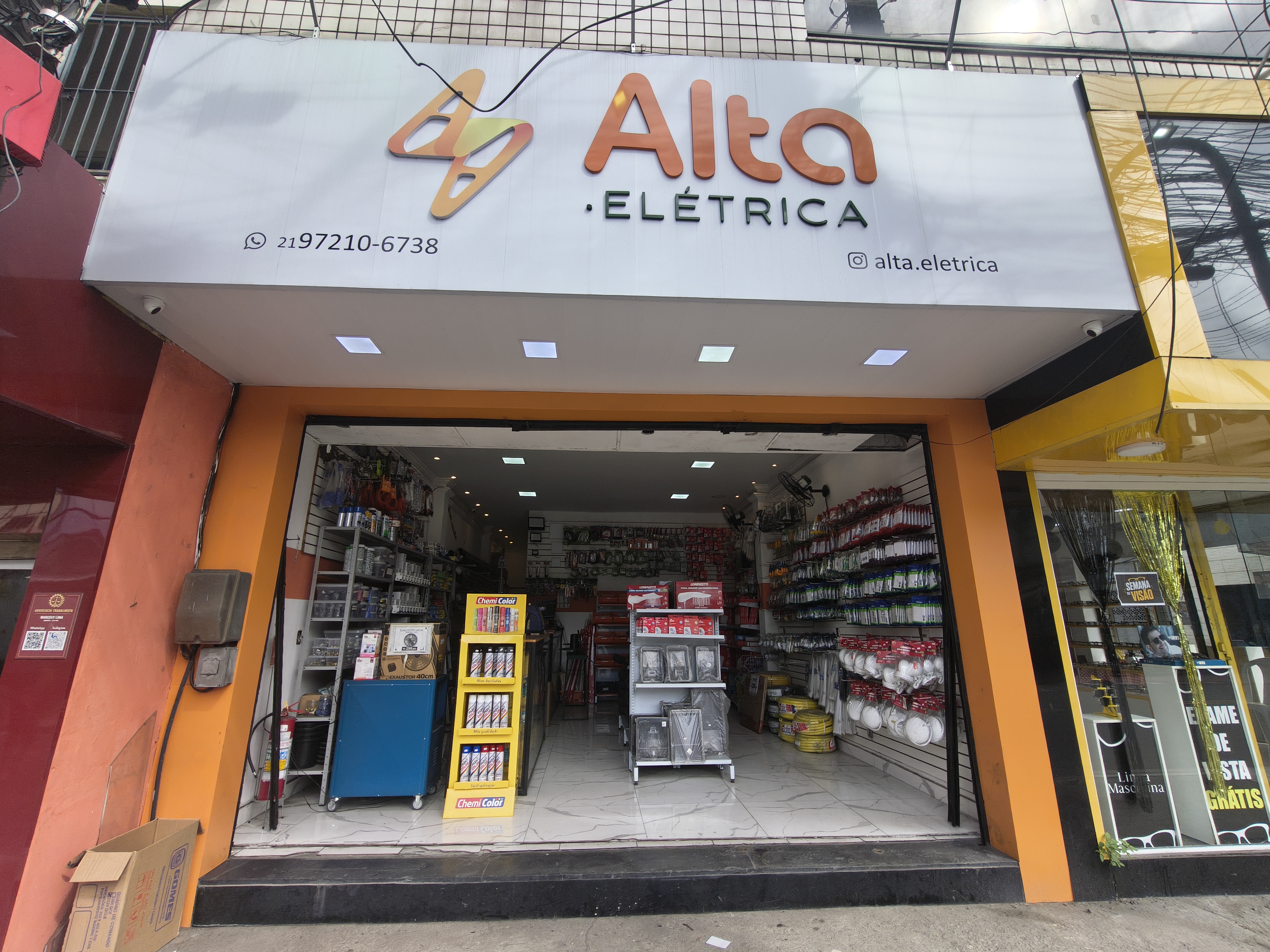 Componentes elétricos de painel organizados em caixas etiquetadas